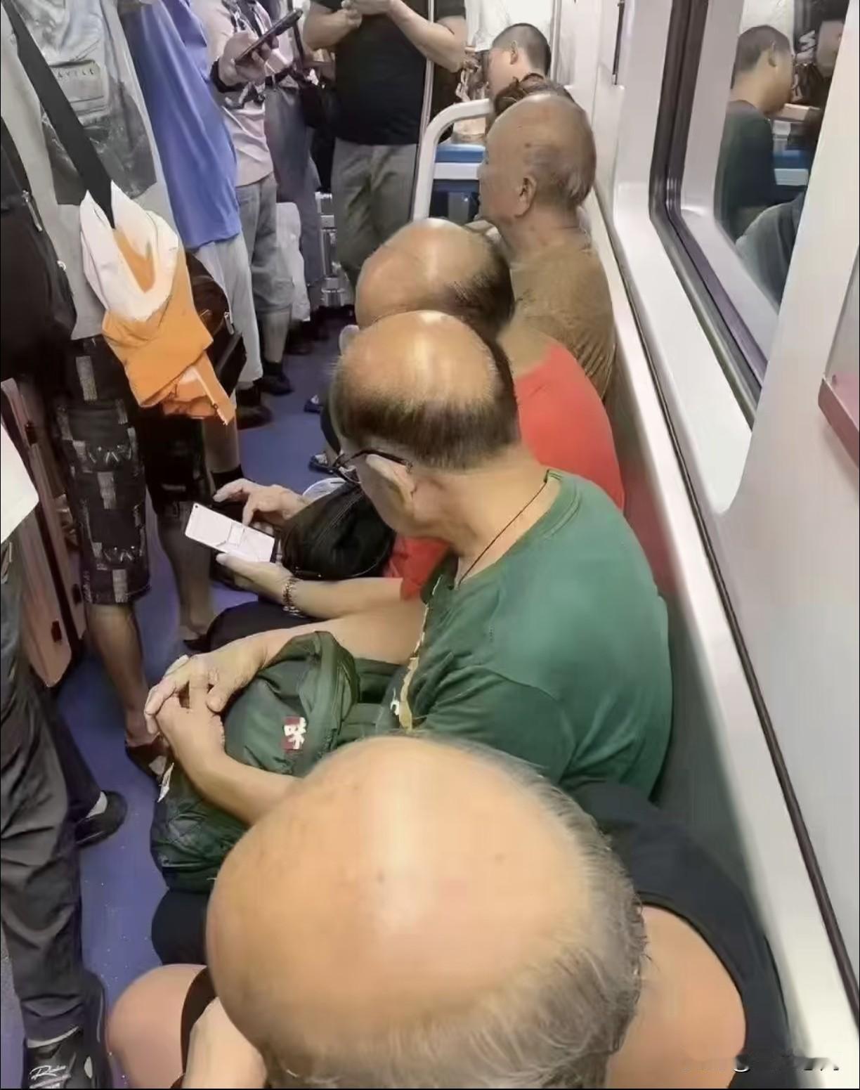发现个非常奇怪的事儿，身边很多男人，到了四五十岁，头发眼见着就日渐稀疏，慢慢就变