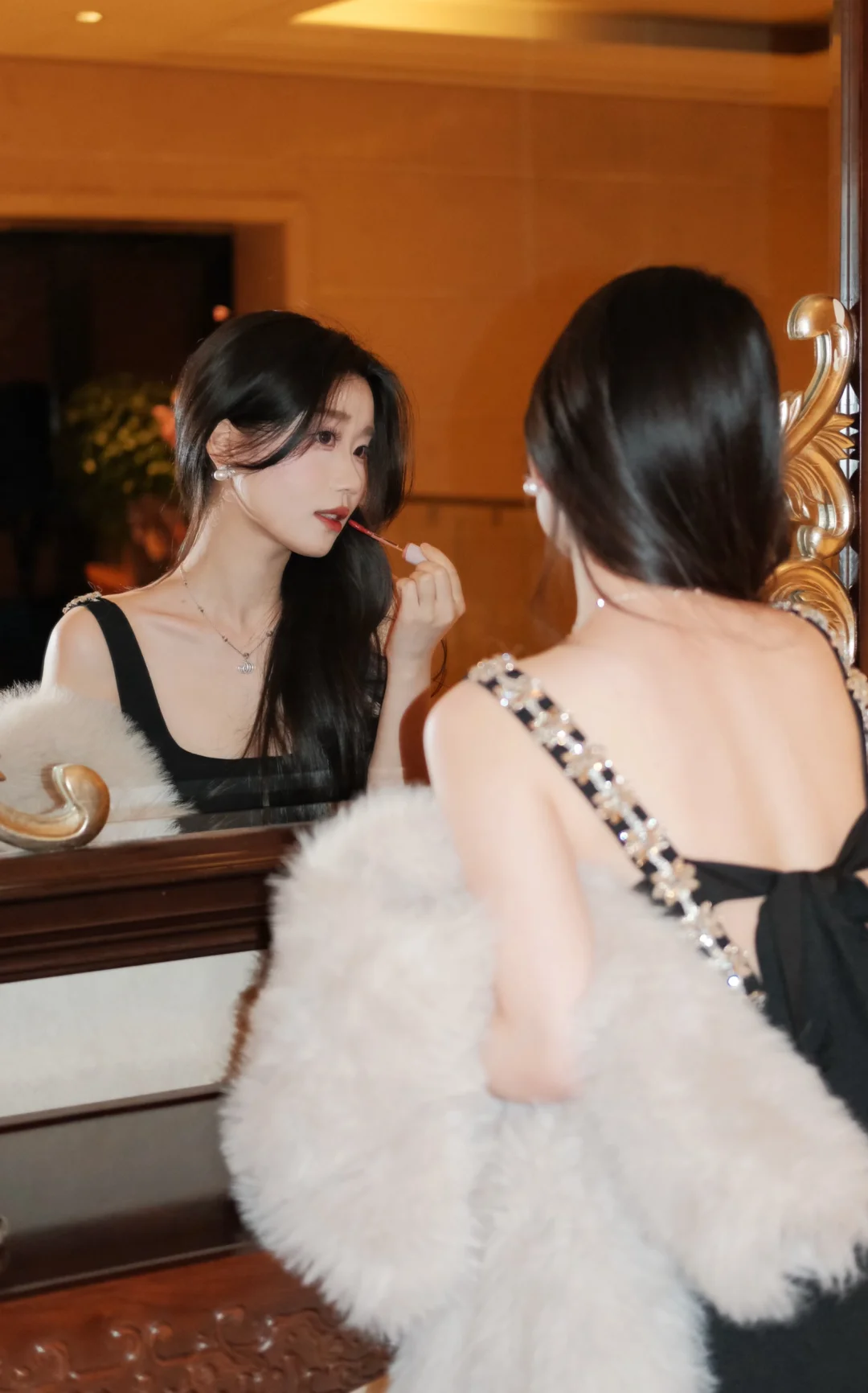 是先看我的唇👄还是先看我的背