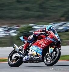 荣耀又去给张雪及比赛团队送手机了，支持力度大了很多，几台几台送，又是平板又是手机