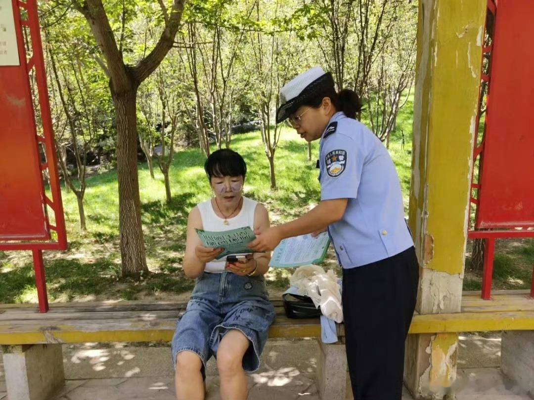 【警民同心，守护朝夕出行】兰州公安交警守护一老一小 清晨买菜的老人、傍晚放学的孩