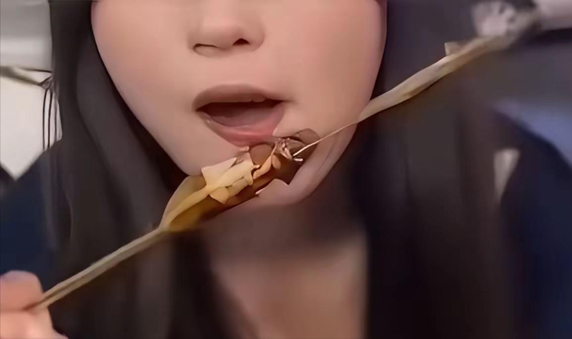 大家都看视频了吗？辽宁某地的三个女孩半夜出去吃烧烤，吃到一半的时候打电话喊男生过