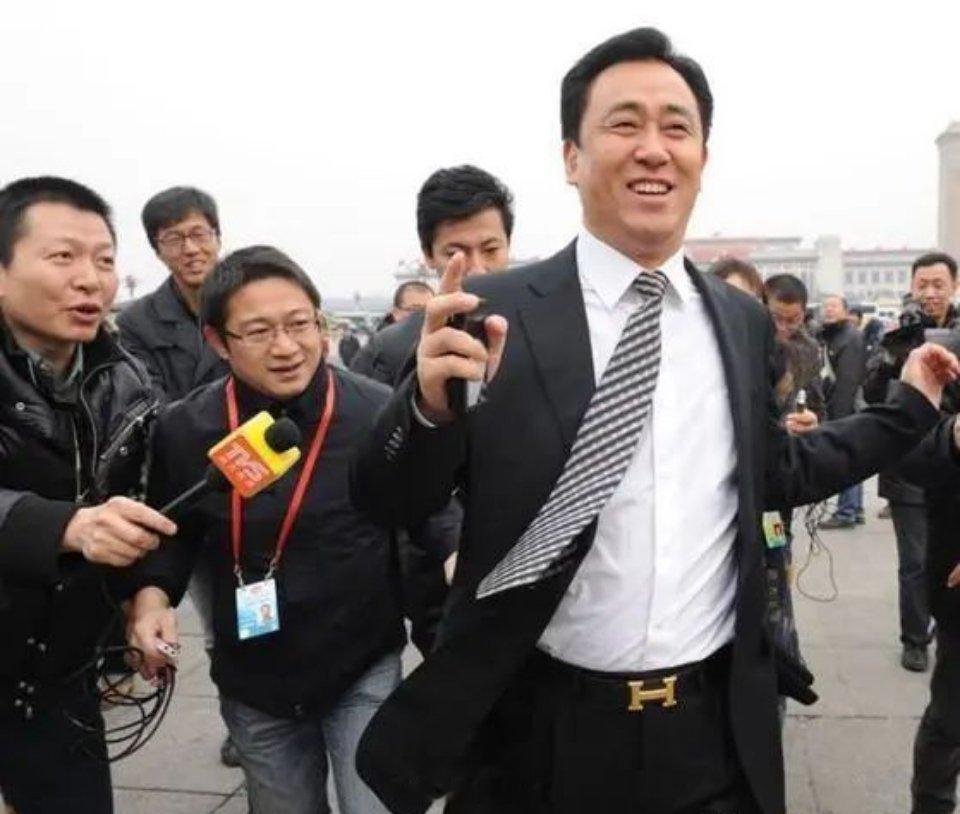 许家印一审被判无期许家印满头白发真的是啊，老成这样了，和之前意气风发的模样相差太