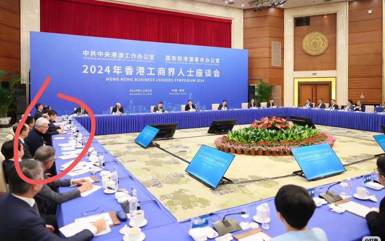 真是活久见伏明霞老公梁锦松和朱玲玲老公霍启刚继父罗康瑞以及霍启刚二叔坐一起出席坐