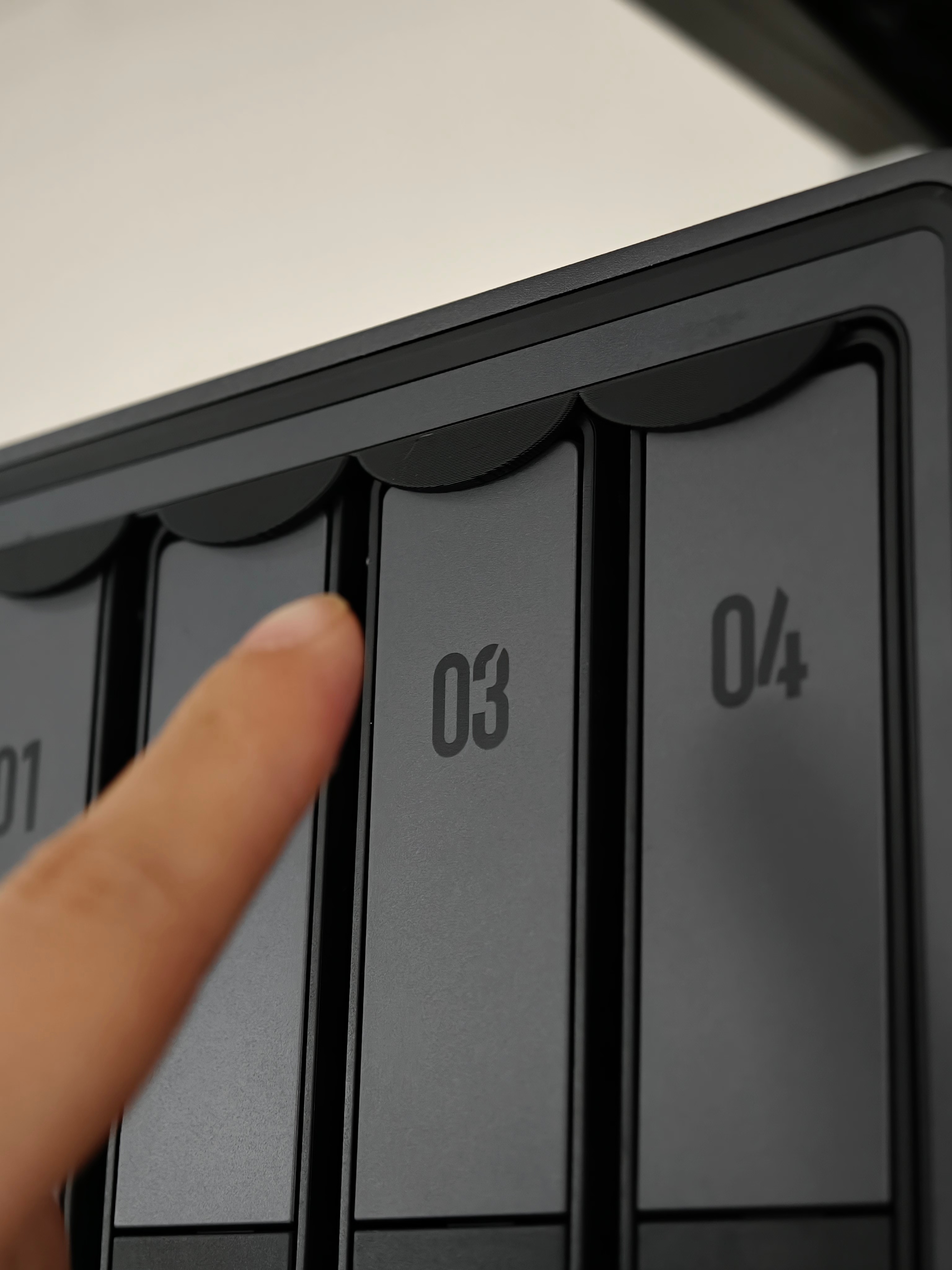 之前 NAS 吵得头疼，垫啥都不管用，最后靠个 3D 打印的减震夹给彻底治服帖了