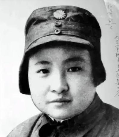 1941 年，女地下党员施奇被敌人轮番侵犯，染上了梅毒，导致她身体溃烂发臭，没想