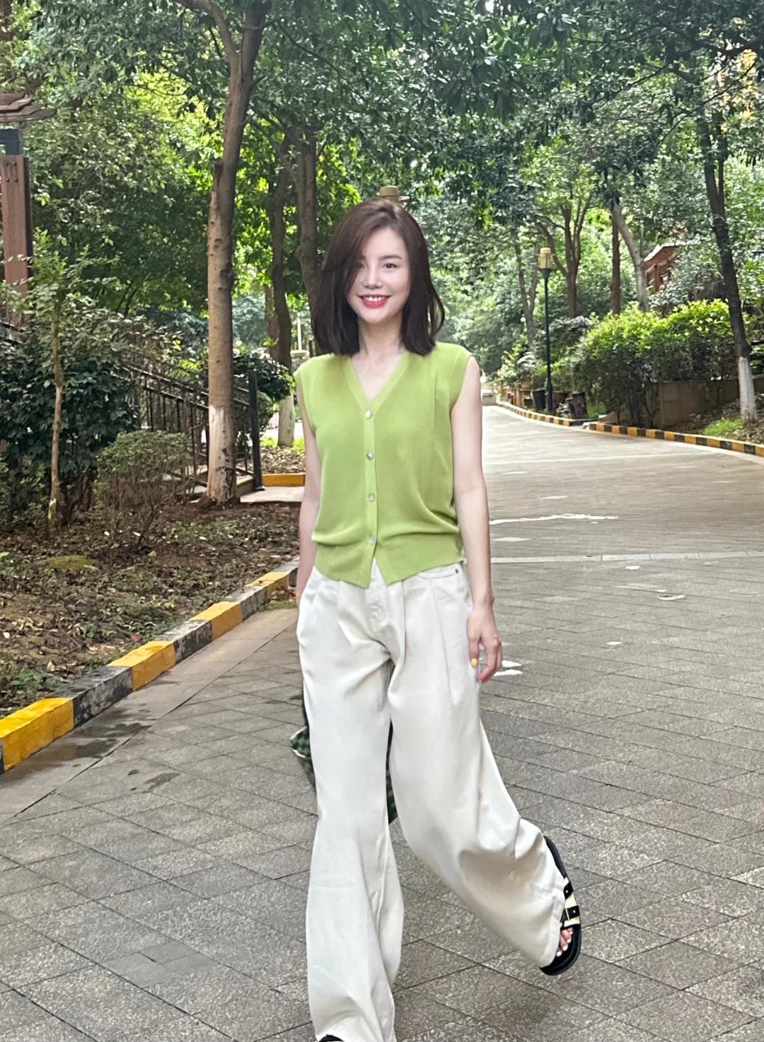 #夏日生活打卡季#🌿夏日清新LOOK来袭！草绿色无袖针织开衫，仿佛把夏天穿在了