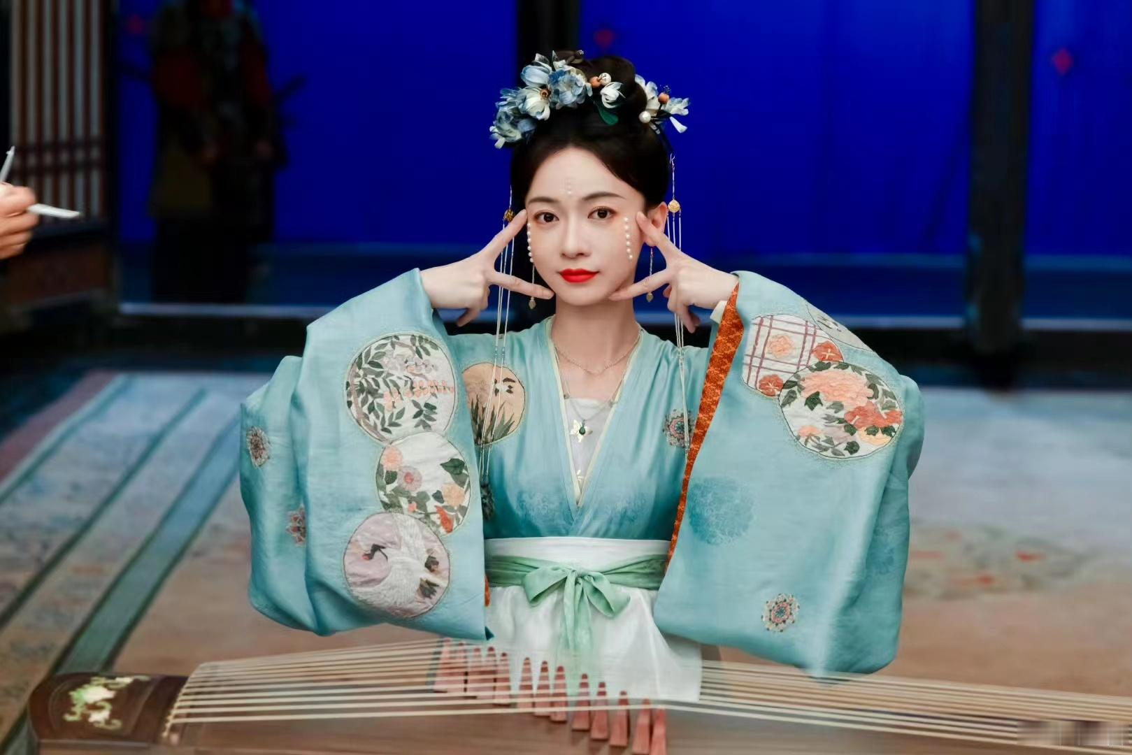 #吴谨言晒剧场照##吴谨言片场嘟嘴照#吴谨言片场嘟嘴照，真是太棒啦 ​​​