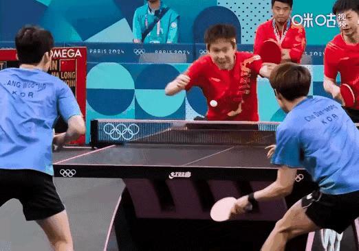 感受下这种大家一起慢放的时刻马龙的手速，跑动步伐和绝佳正手，力量到位挥拍质量高的