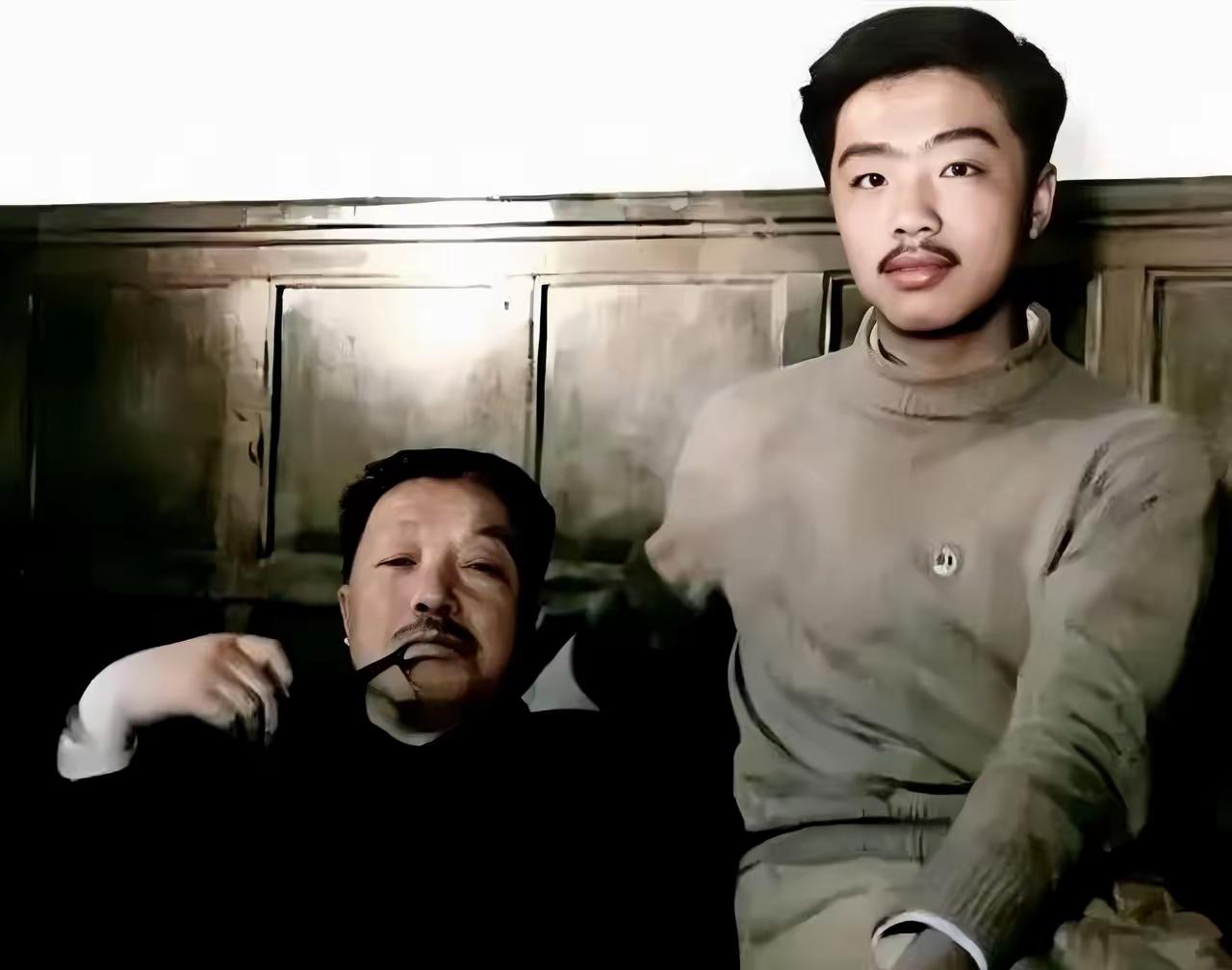 下图是贺龙和唯一儿子贺鹏飞的合影，照片中的贺龙父子，从长相上看，几乎完全一模一样