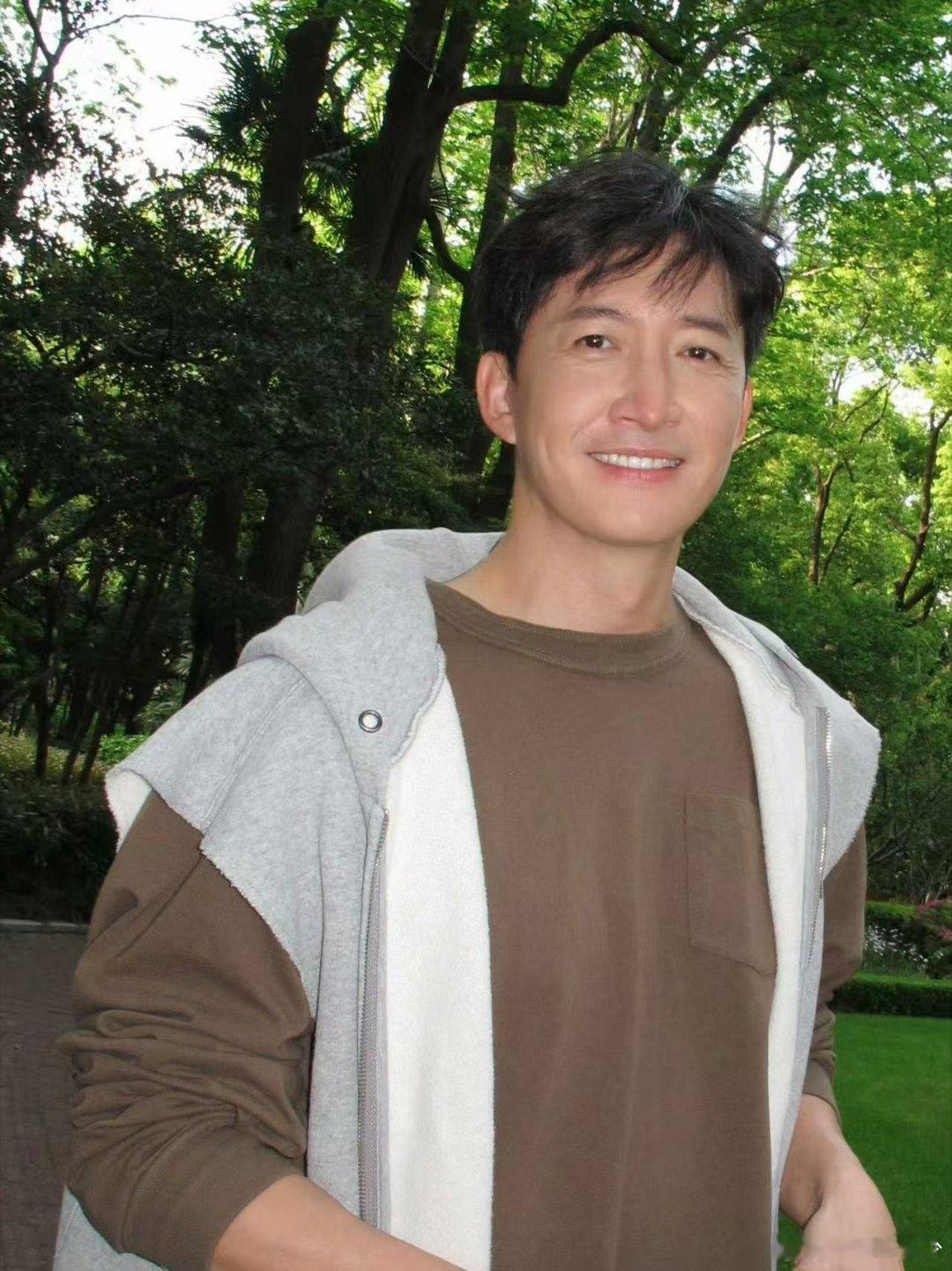 王阳把熟男气场带到了深圳 褪去荧幕里的角色光环，王阳聊起八月的家庭旅行，不赶行程
