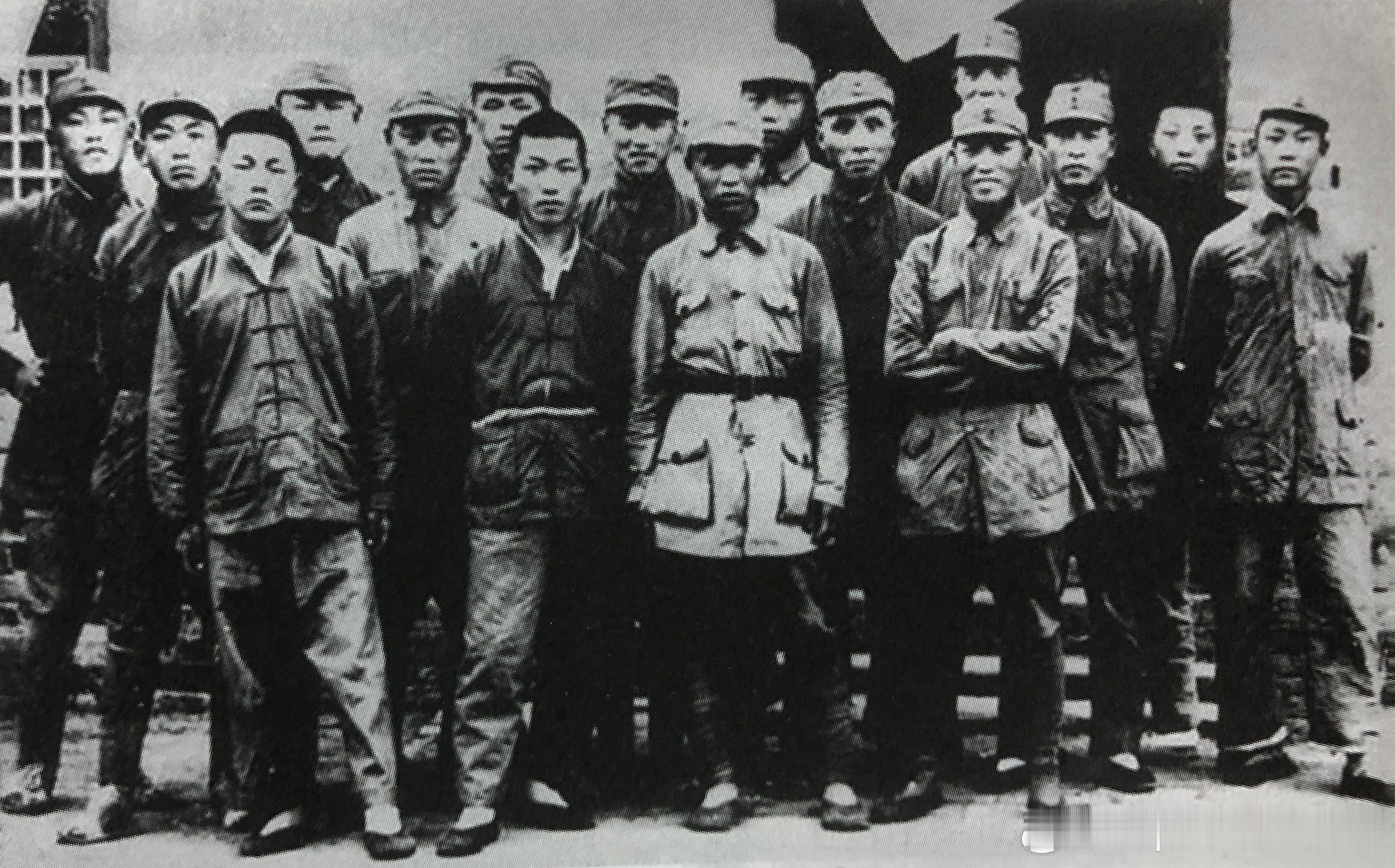 1942年12月23日新四军4师33天反扫荡总结会后合影，前排右一机要员王来、右