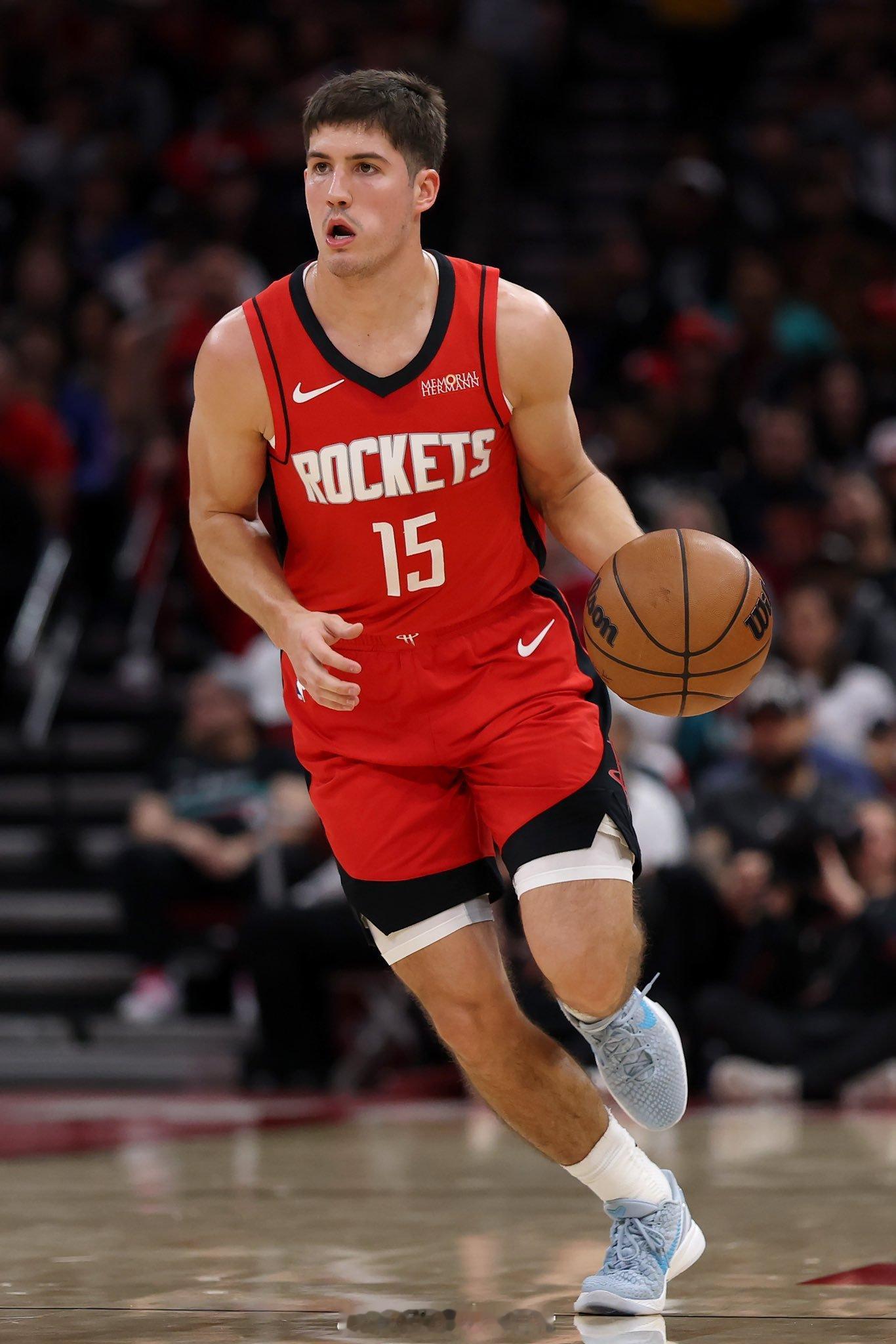 阿门今天首发出战，当被问及是否有可能调整首发阵容时，乌度卡表示他还没有考虑过让谢