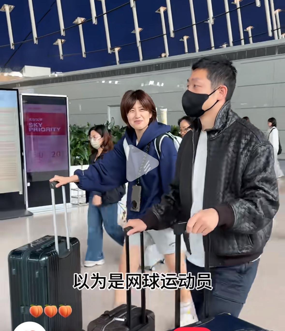 许昕，姚彦和马龙两口子今天出发伦敦，给国乒加油助威去啦！
5月3日中午，许昕与妻