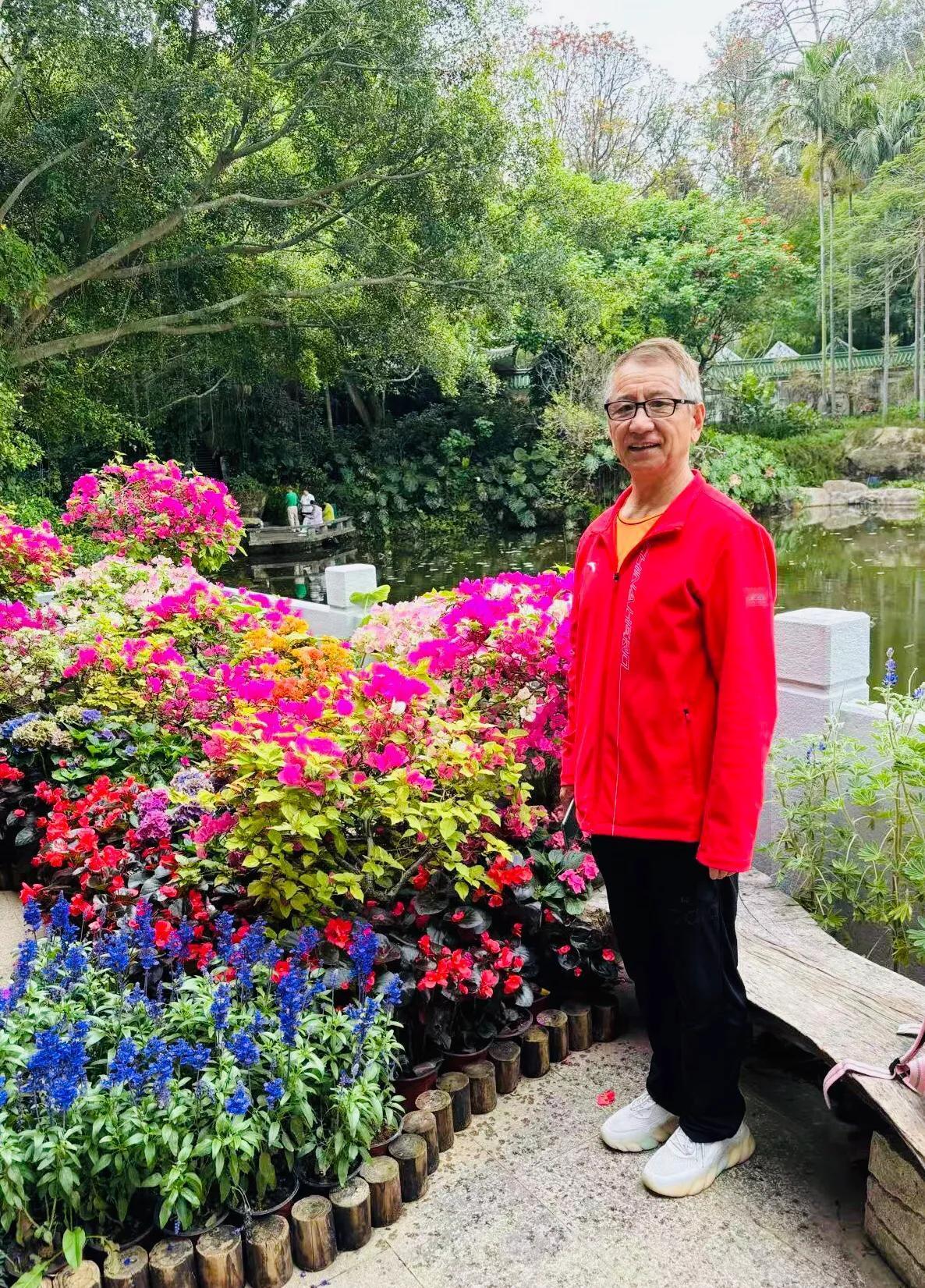 蝶恋花 · 秋恋
文/理想
蝶少蜂稀秋日暖。植物园中，小径游人满。草色辉光残叶浅