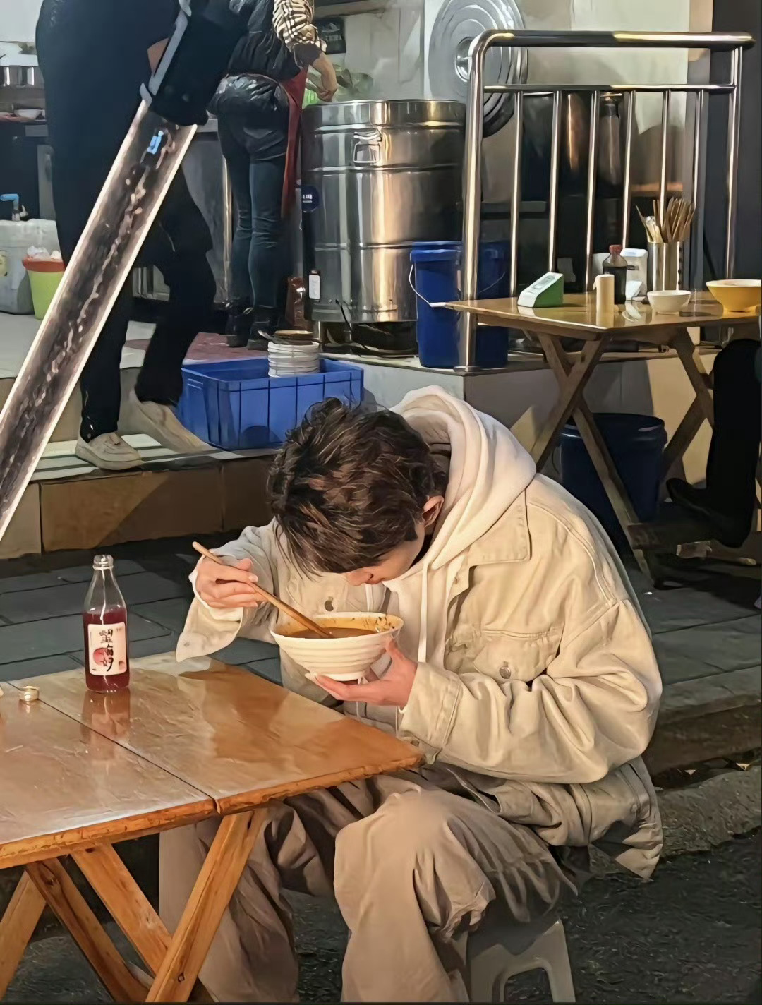 一诺最有「故事感」的随拍🧩很难想象这是在拍山楂水广告 