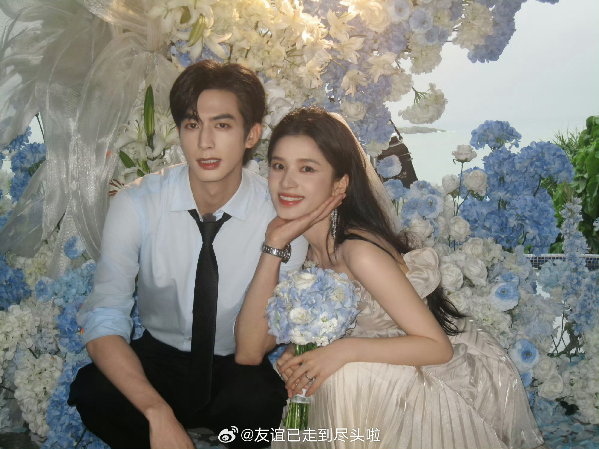 《野狗骨头》宋威龙张婧仪婚纱照🈶，般配！ 