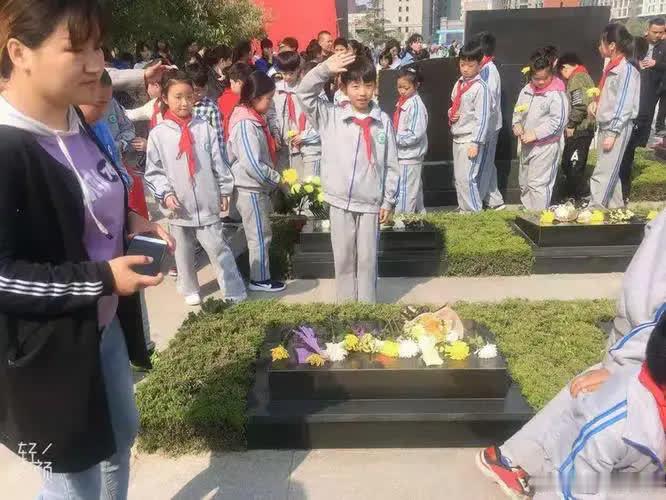 1963年，周总理在访问埃及时，在招待会上一名埃及的情报官在和周总理握手时，小声