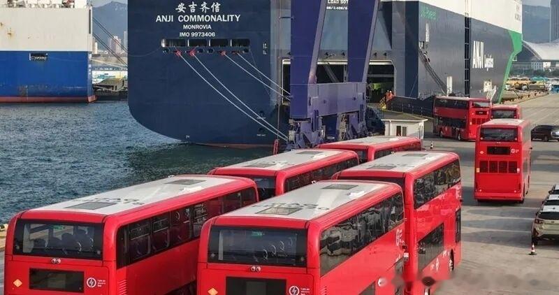2026年7月5日，比亚迪22辆中国制造的电动双层巴士从山东烟台港启程运往英国，
