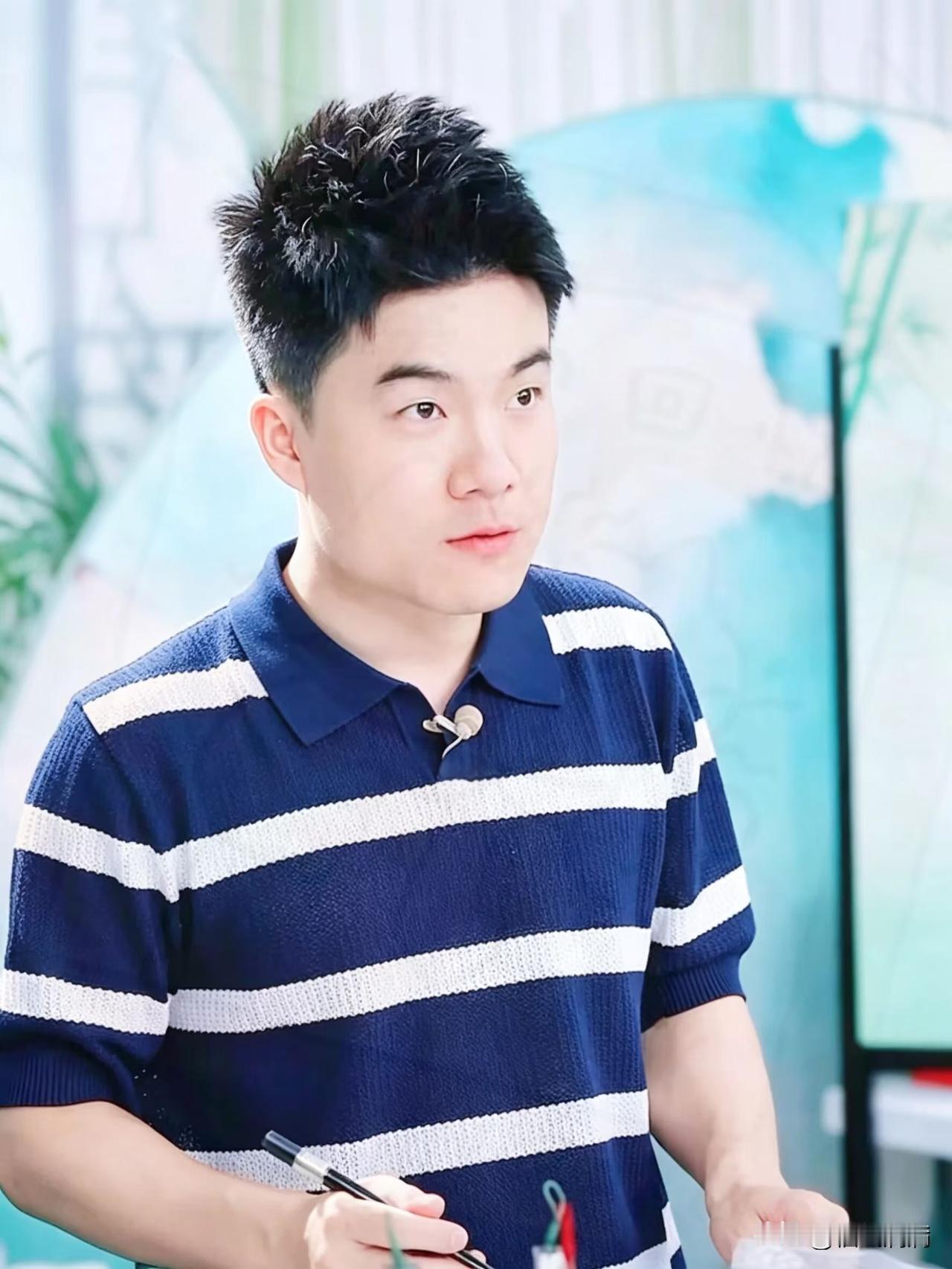 董宇辉说过一句话：
"闫涵是可以交付后背的人。"
翻一遍通讯录，能深夜打电话借钱