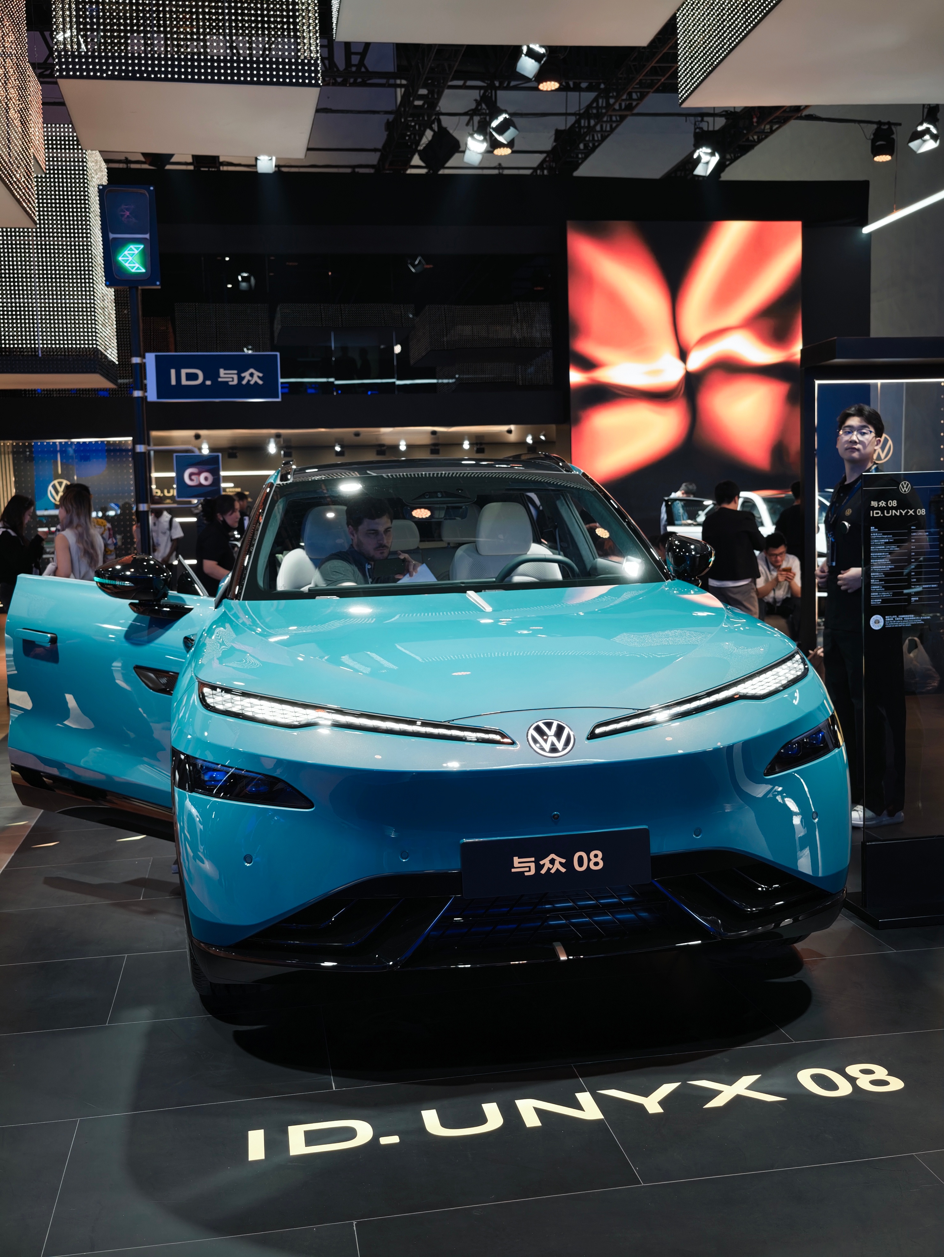 与众08第一次见实车，很颠覆的造型，很中国风格的内饰，有没有关注这台车的朋友？2