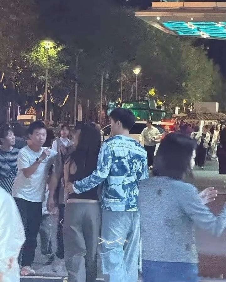 钟丽缇二女儿与男友搂腰逛街钟丽缇二女儿Jaden与男友逛街 小情侣很甜 ​​​