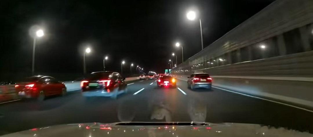 【爱车安全贴士 两辆车在高架上互相追逐，惊险超车！当事人之一竟称是其他车辆在“倒
