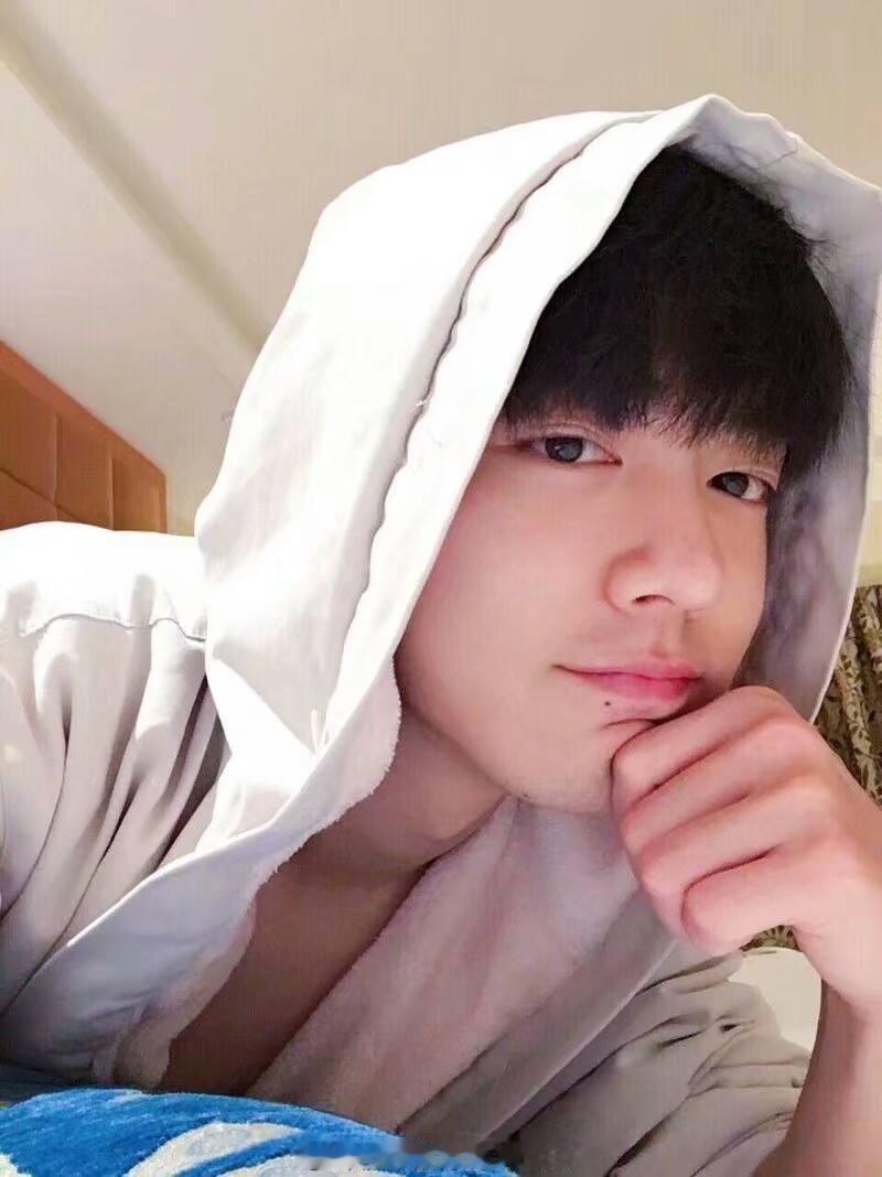 #陪肖战走花路# 晚安安🌙[微风]❤️Lauv《Paris In The Ra