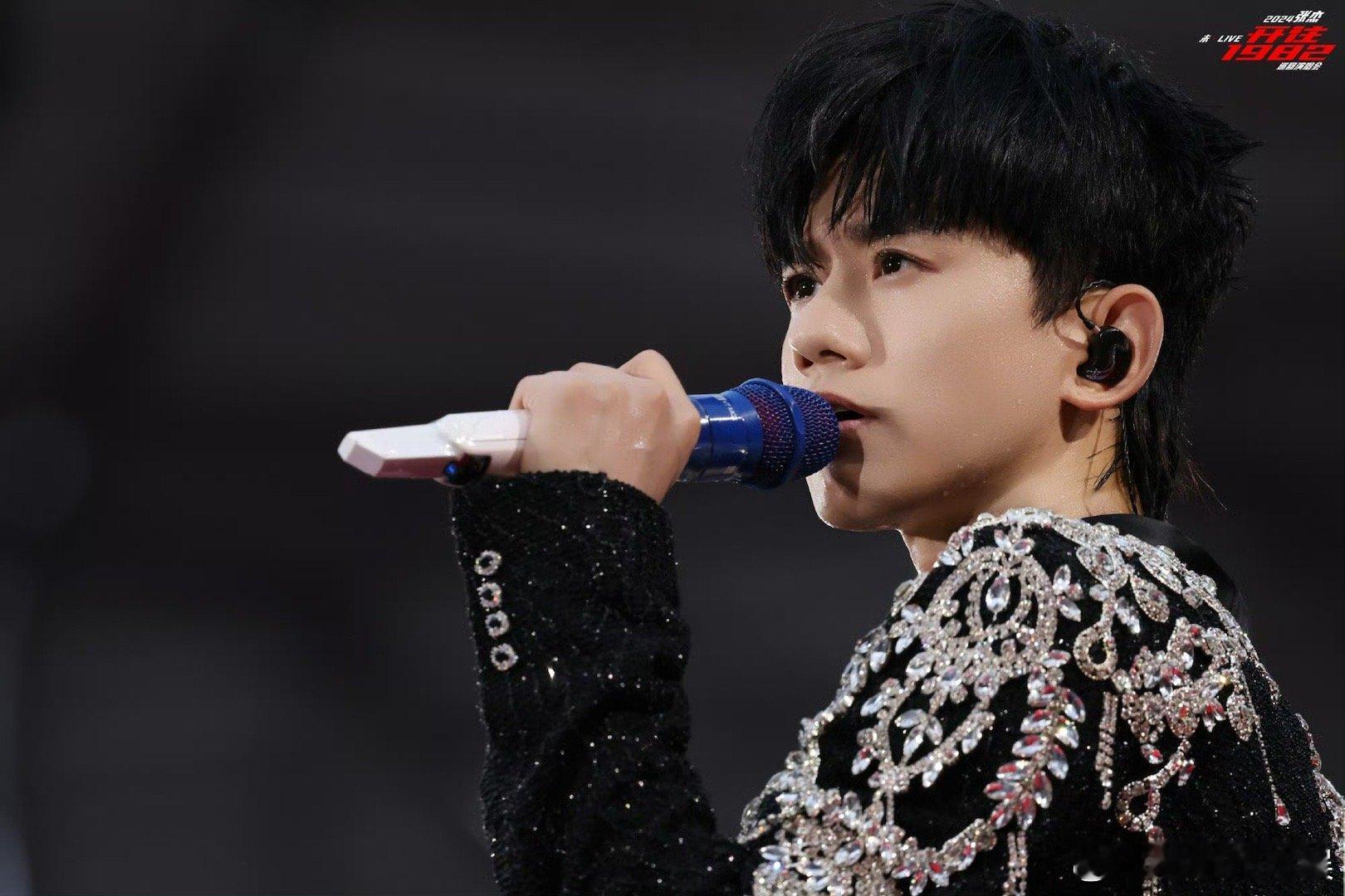 #张杰[超话]##国羽组团看张杰演唱会#我还是觉得有一些氛围感在身上，而且我很喜