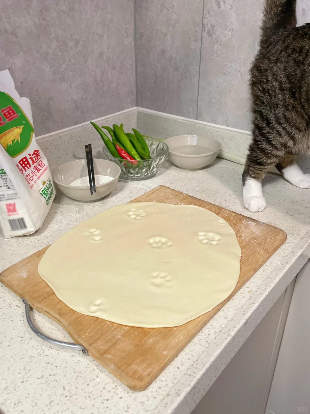 刚擀的面，出现这种凹陷正常吗？