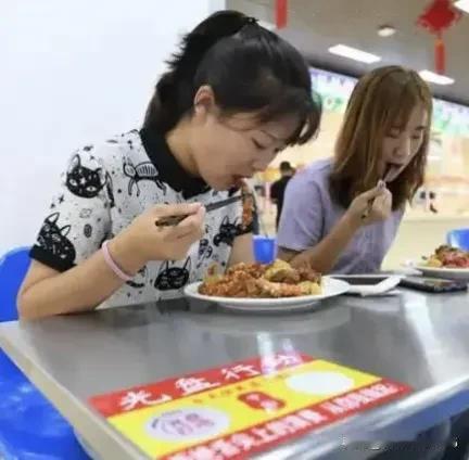 两个刚毕业的女大学生来深圳找工作。在一家沙县小吃店吃饭期间商量着住网吧省钱，被店