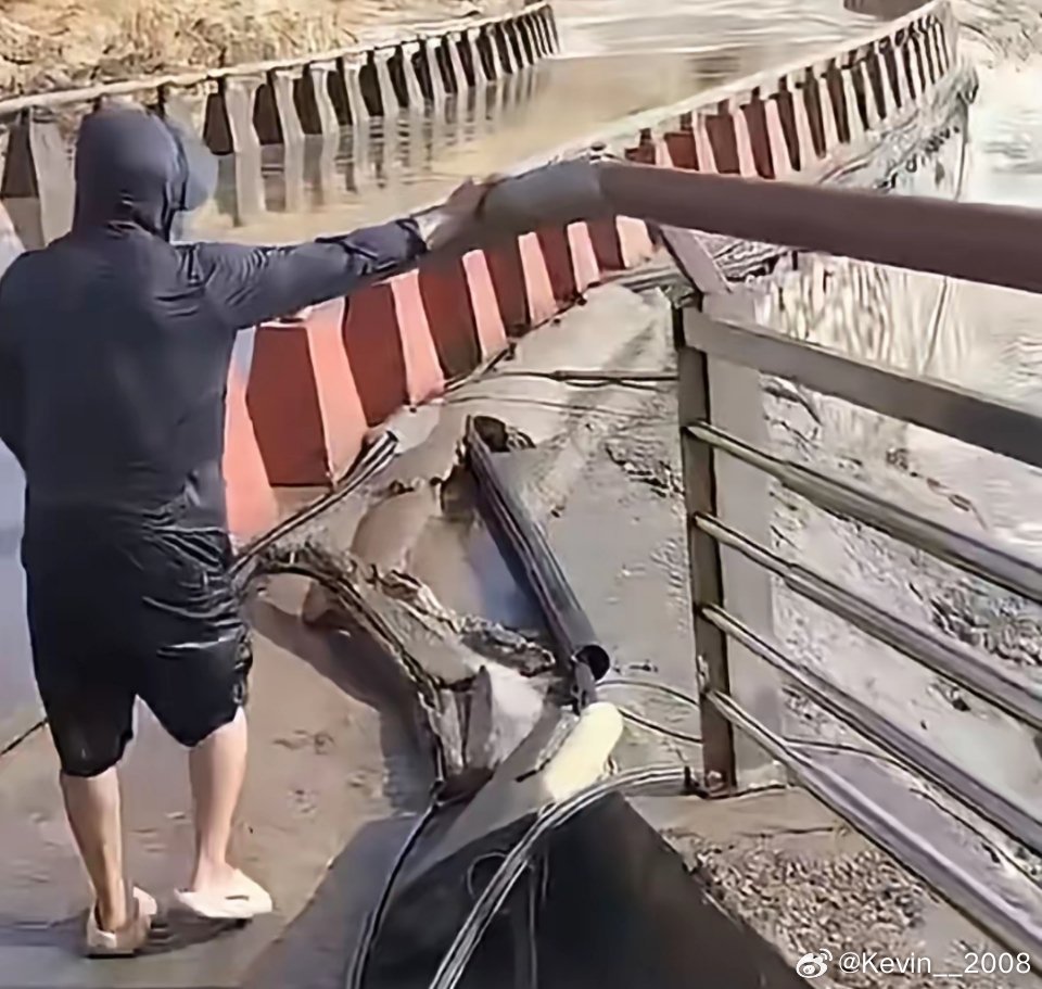 浙江温岭一家四口到海边玩耍，台风白海豚掀起的大浪把其中一个小孩卷到了海中，眼睁睁