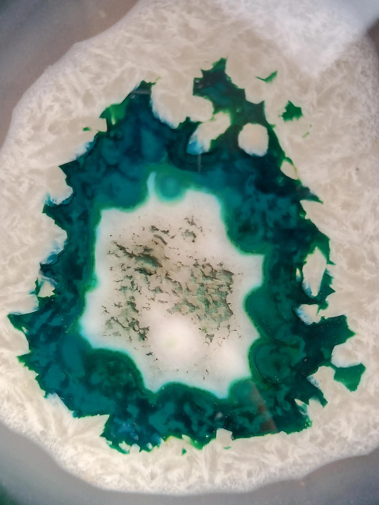 新入手了一块玛瑙切片感觉颜色像假的，不过挺好看的，你觉得呢？