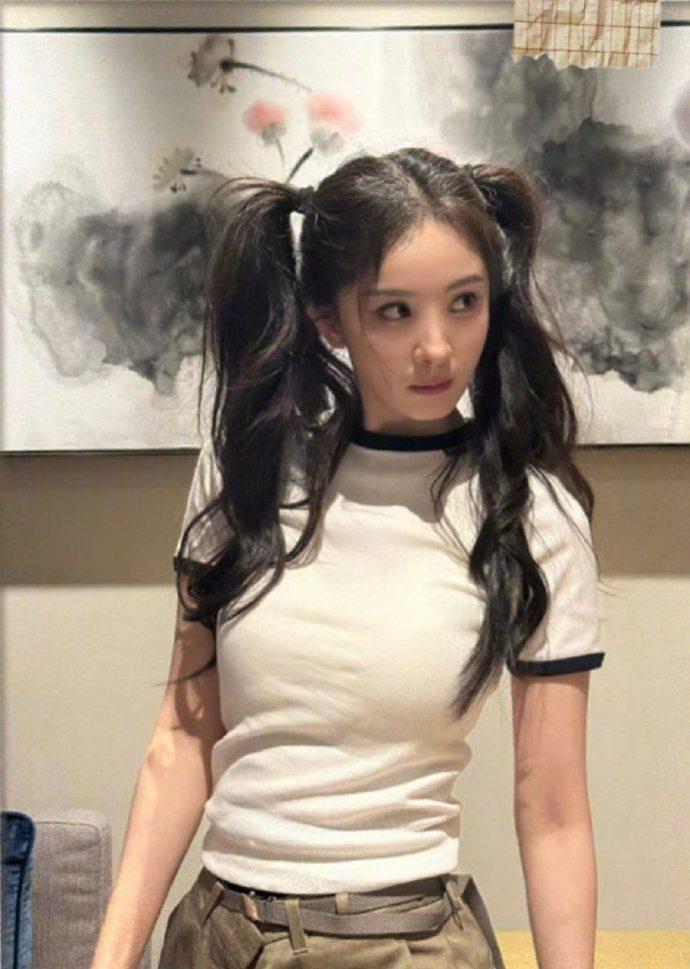 杨幂双马尾女高 暂且称杨幂为冻龄女神吧 看不出来年龄感[捂嘴哭]请问和当年的赵默