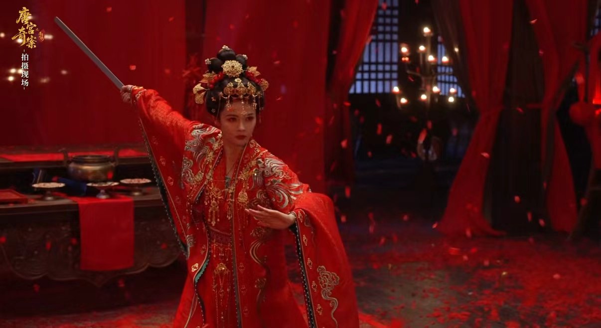 白鹿新剧阴湿女鬼味 唐宫奇案 鬼新娘造型绝了！凤冠喜服置身灵堂，白鹿演绎的阴湿感