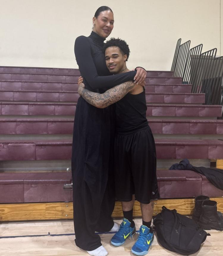 真会玩儿！1米73男网红单挑击败2米06坎贝奇，赢得一日约会权。

普尔别装了，