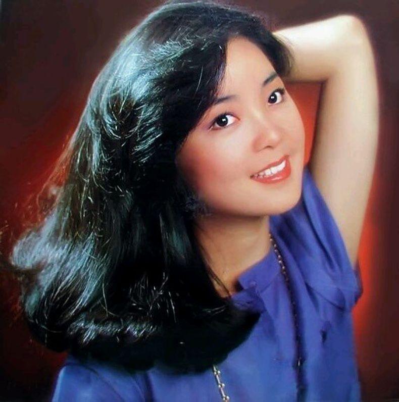 1981年，邓丽君与马来西亚富豪郭孔丞订婚，这是她这一辈子唯一一次订婚，郭孔丞的
