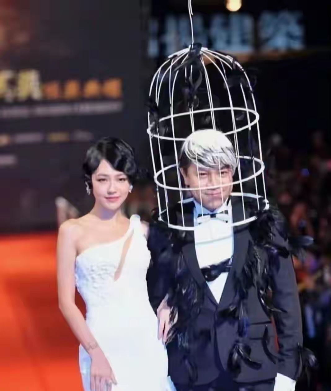 小S 金钟奖小S凭借综艺节目《小姐不熙娣》提名了综艺节目主持人奖项。当晚，她身穿