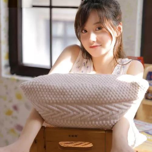 枕边书卷伴，窗外花香随。几卷闲书慰浮生 月下书窗 窗前花影 茶香书卷 窗台花影 