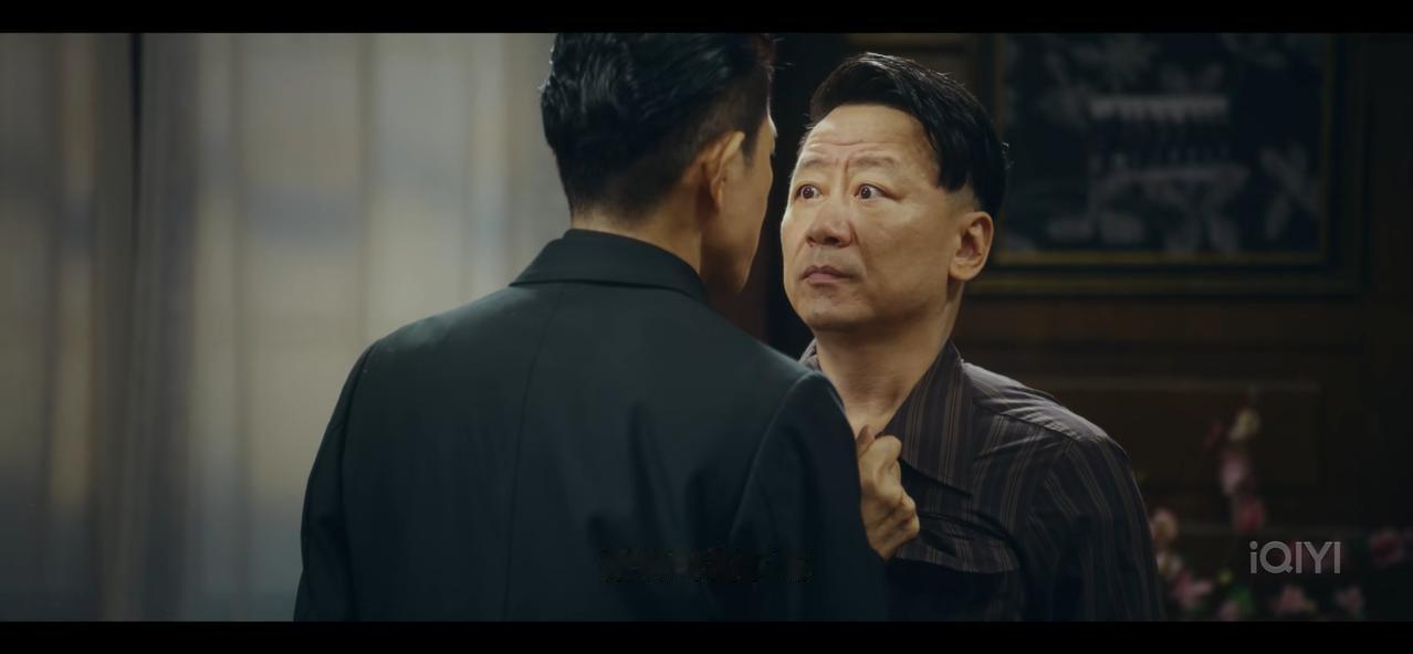 《风与潮》泽荣作呲牙咧嘴，揪起黄公杰衣领时，我就知道，报应来了。

狗咬狗一嘴毛