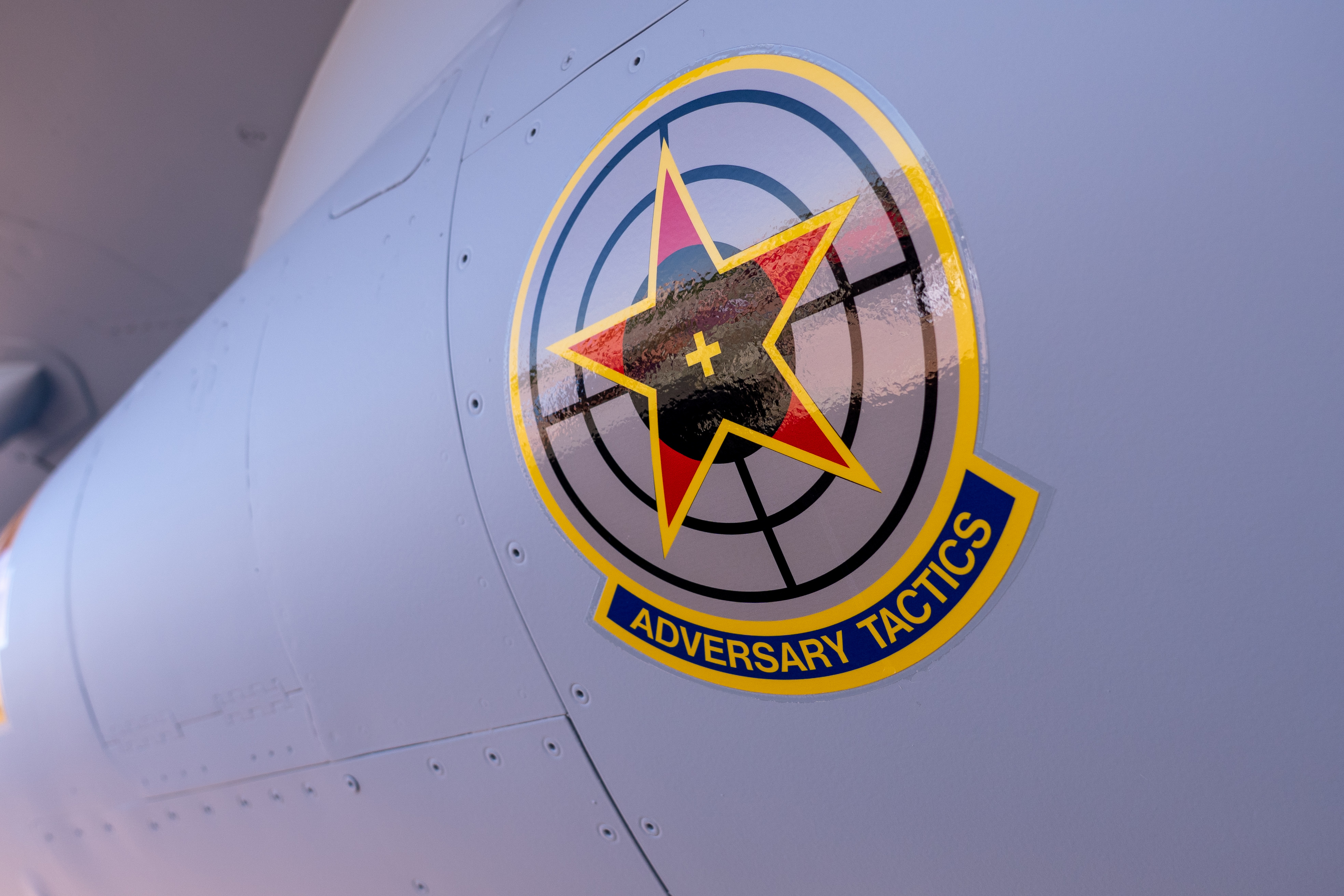 新F-16C战隼静态展示上的假想敌战术标志，在剪彩期间尾号为86-0291202