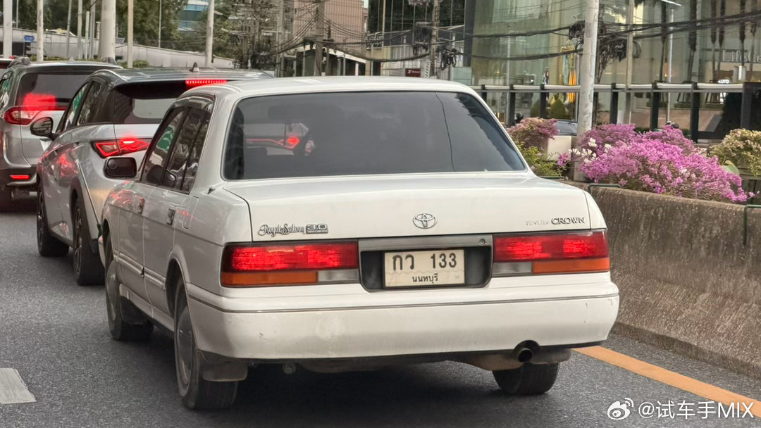 难得在泰国遇到皇冠133（连车牌都是）以前小时候挺喜欢这代133以及更早的120