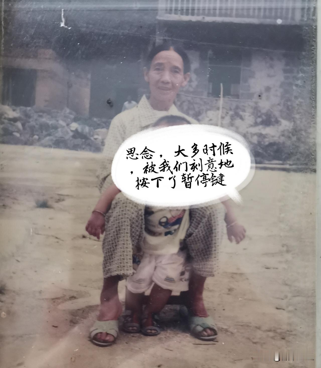 几日之后，要回乡为奶奶更换墓碑，前去好好祭拜。静下心来，那些尘封已久、与奶奶相伴