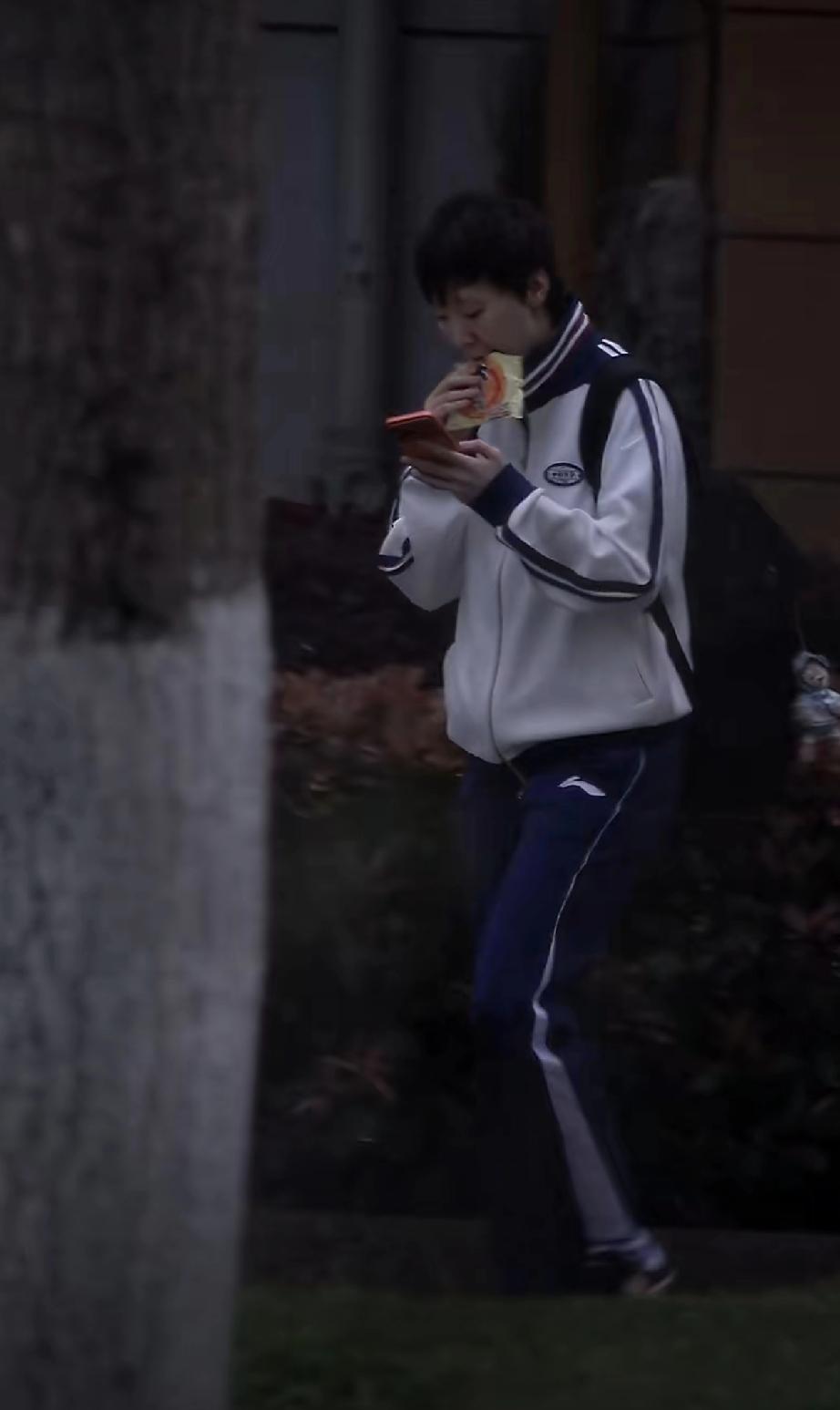 曼昱这边走边吃的是旺旺雪饼吗？[笑哭]
是的，没有错，就是旺旺雪饼，又脆又甜又香