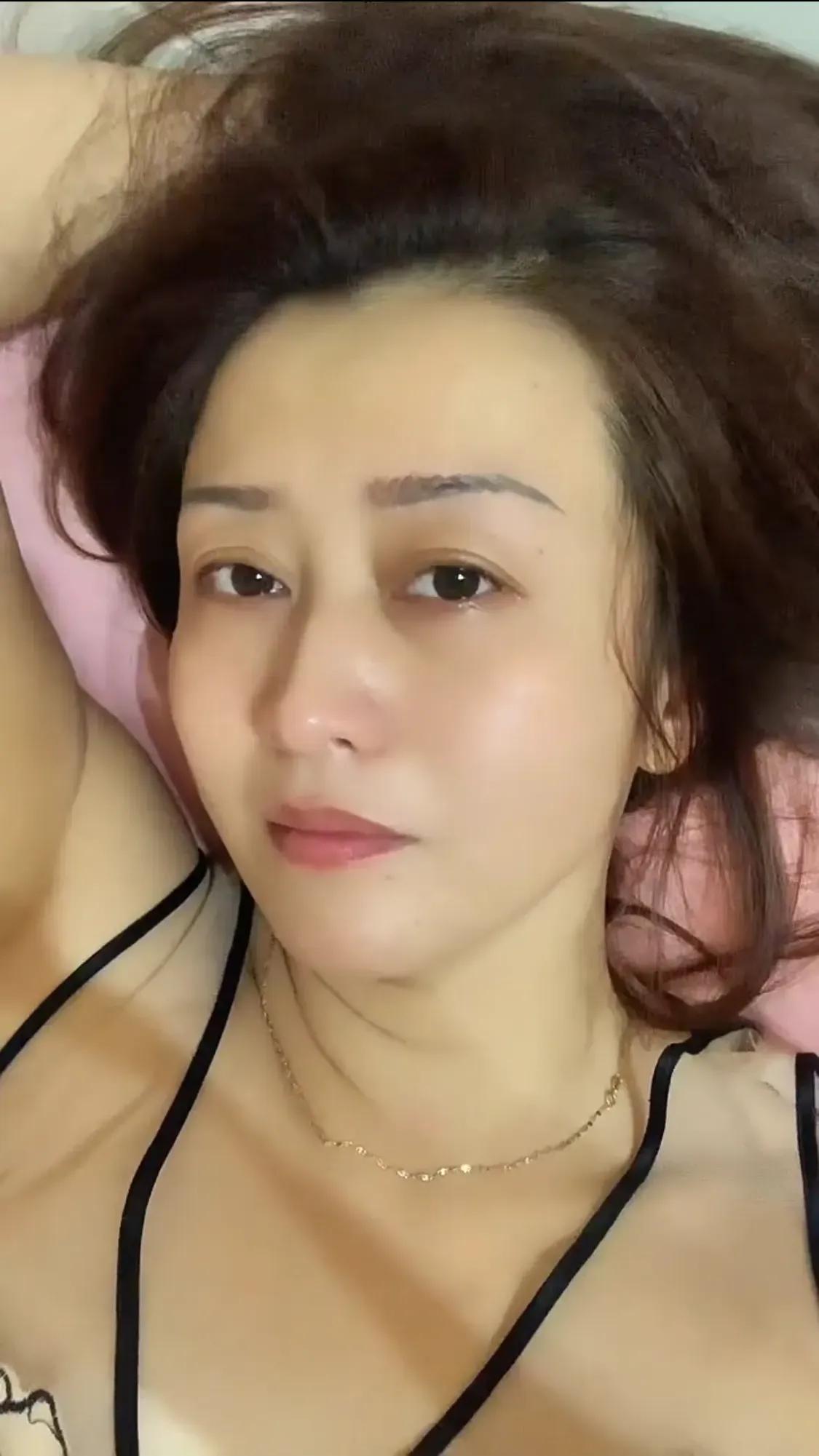如果一个天天给你发信息的女生，特别的安静，不要去问为什么。

爱不会因为没有回应