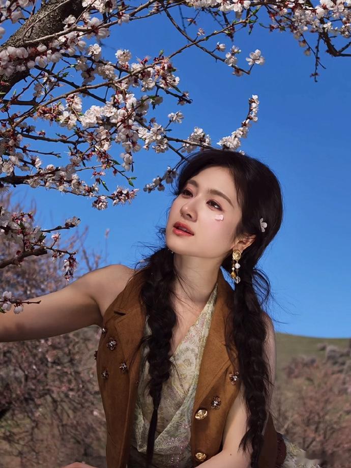 李兰迪春日甜妹李兰迪杏花树下明媚感 西部风配麻花辫，生命力溢出屏幕了。 