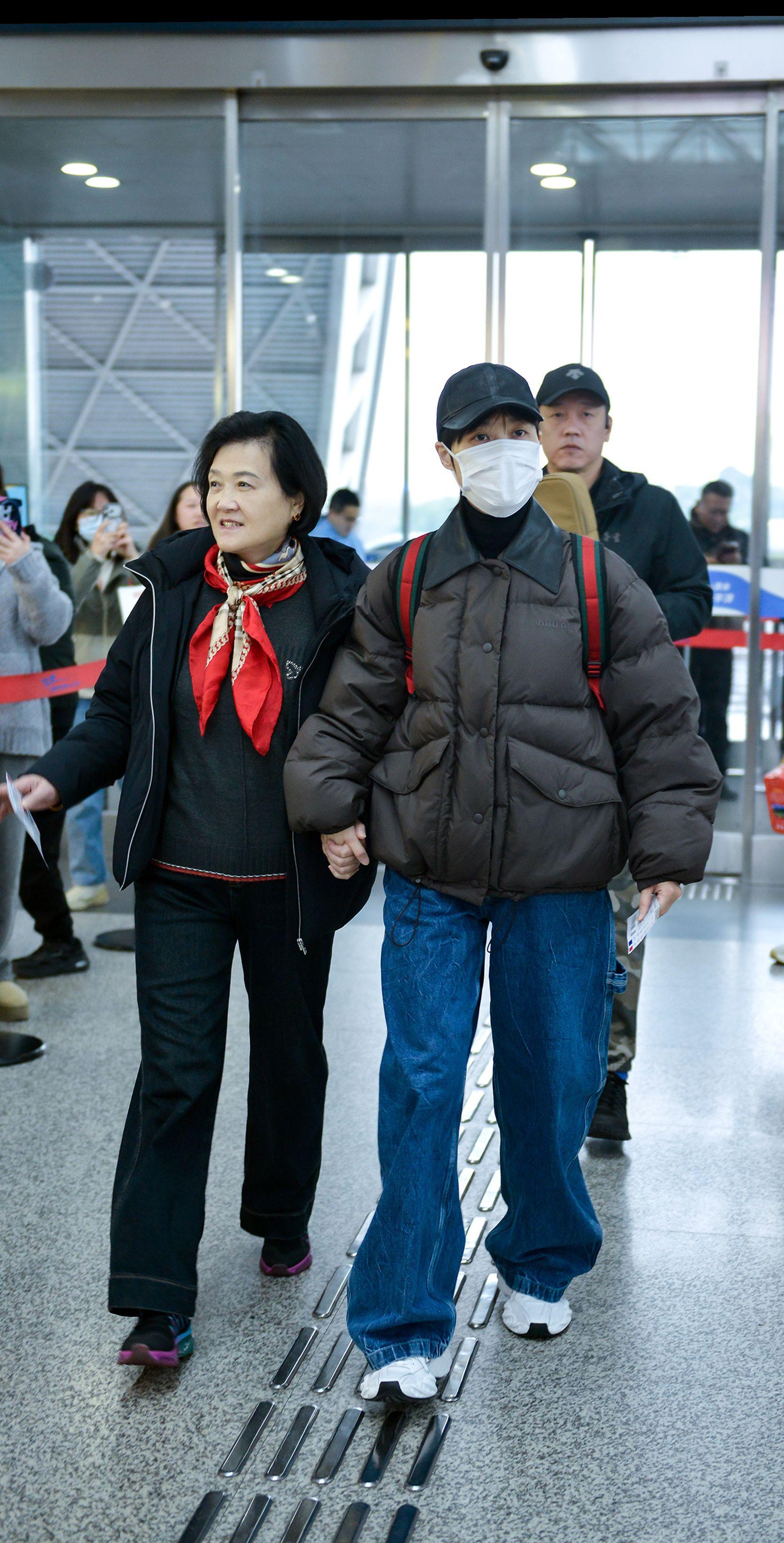 关于我为什么会哽咽。今天看见你和妈妈一起回北京啦，这一幕不知道什么时候...