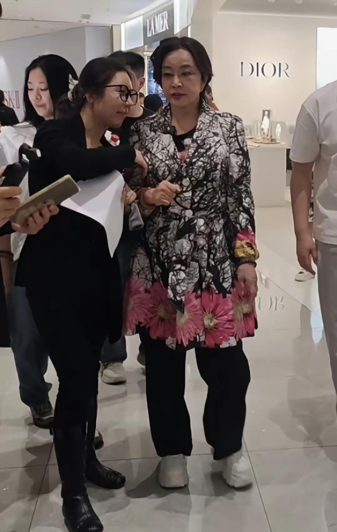 朋友在海南偶遇刘晓庆老师，说她真不像75岁，简直是不老神。2026年3月她现身海