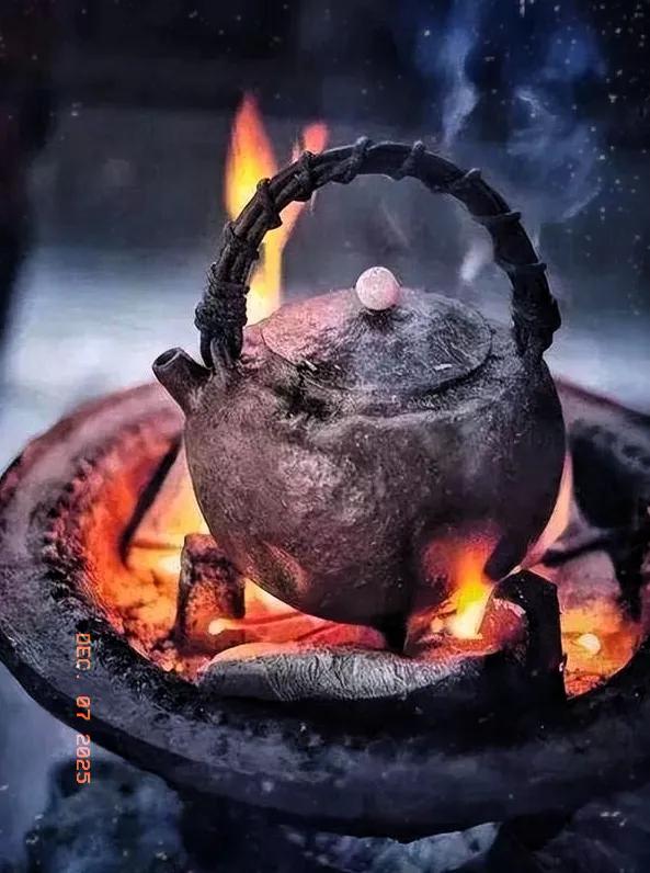 《炉火上的故乡》

那是故乡读书的第一个冬天，在同学们惊叹初雪的欢叫中，我独自沉