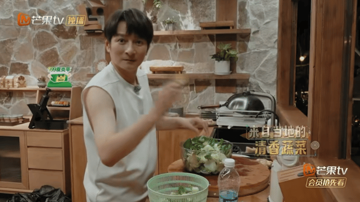 维嘉做足了做饭的功课认真是刻在骨子里的习惯，就连下厨做饭，维嘉也提前做好功课，力