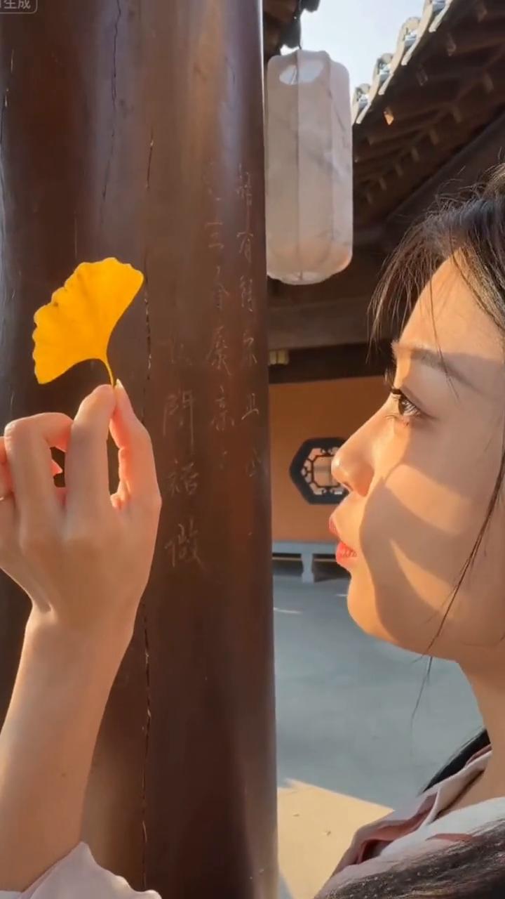 这地方好像在哪见过，相逢不必曾相识，谁刻的？这杯子是刚刚有人在这里吗？